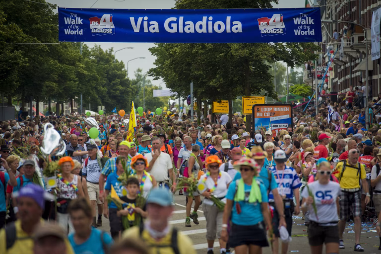 Wandelaars en bezoekers tijdens de Vierdaagse in Nijmegen
